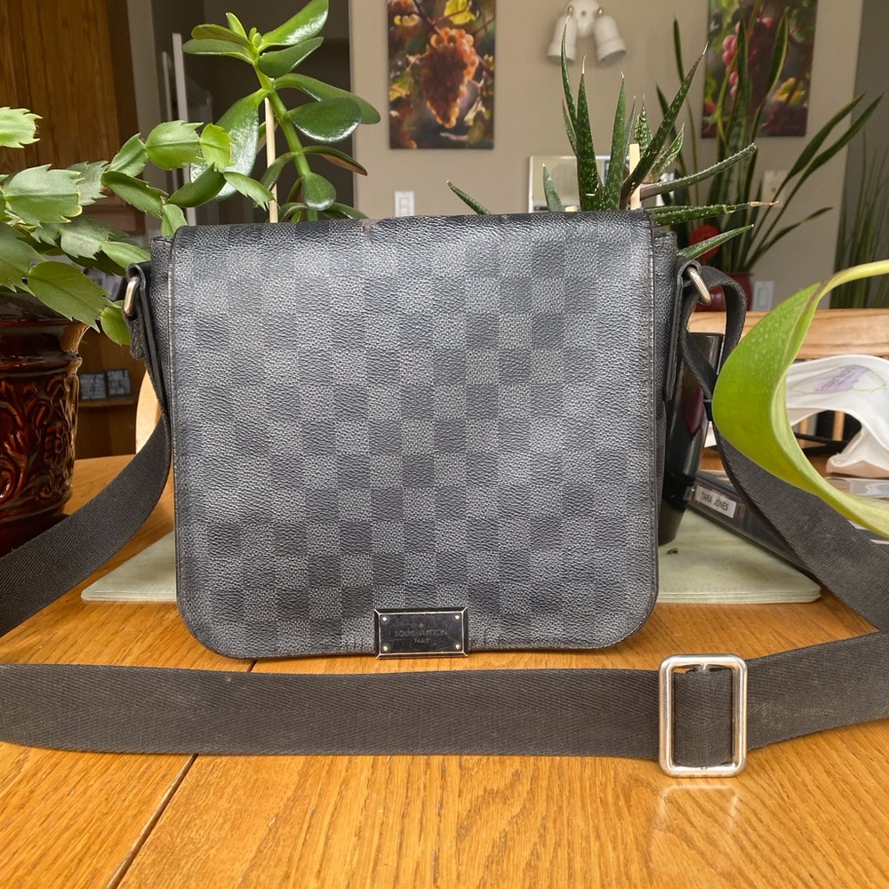 Authentic Louis Vuitton District Messanger Bag